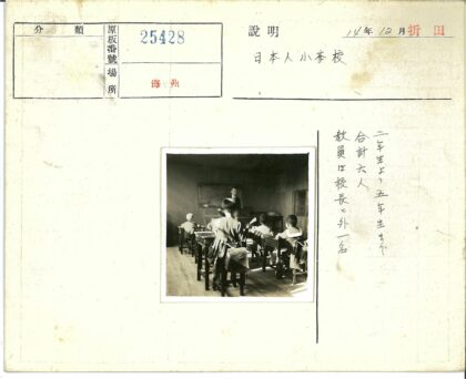 教室里的师生互动.jpg