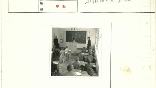 教室里的师生互动场景.jpg