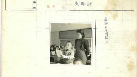 教室里的男孩与女教师.jpg