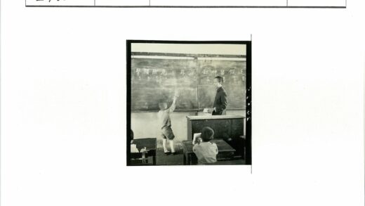 教室黑板写字教学场景.jpg