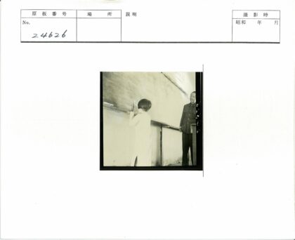 教室黑板写字的孩子与成人.jpg