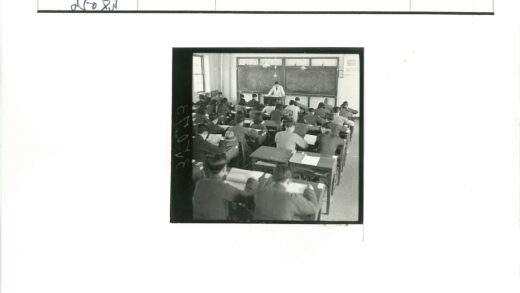 教室黑板前师生专注学习.jpg