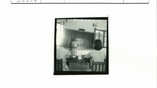 教室黑板前师生互动.jpg