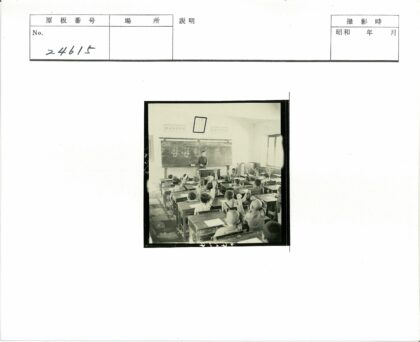 教室黑板前师生互动教学场景.jpg