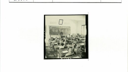 教室黑板前师生互动教学场景.jpg