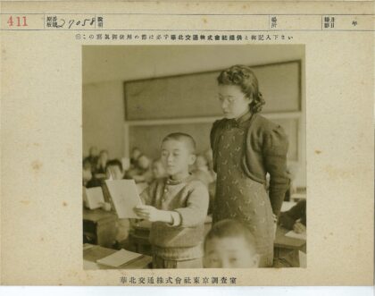 教师指导男孩课堂朗读.jpg