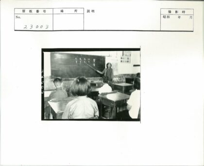 教师授课学生专注课堂学习.jpg