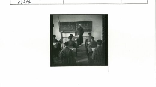 教师授课学生听讲课堂场景.jpg