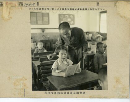 教师辅导学生读书的教室场景.jpg