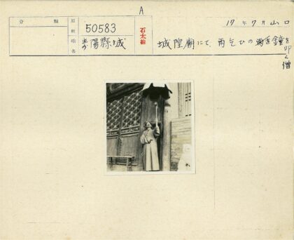 敲钟人门前雕像旁.jpg