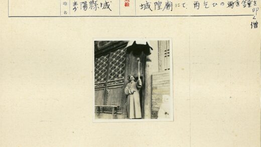 敲钟人门前雕像旁.jpg