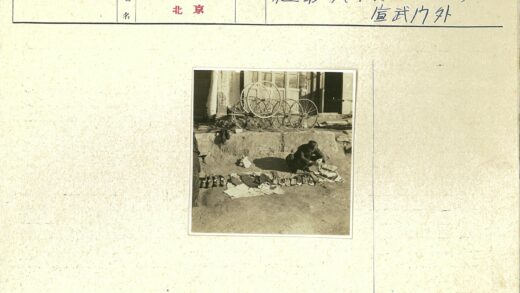 整理物品的人与轮式建筑.jpg