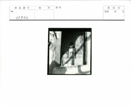 斑驳墙上的框画阴影.jpg