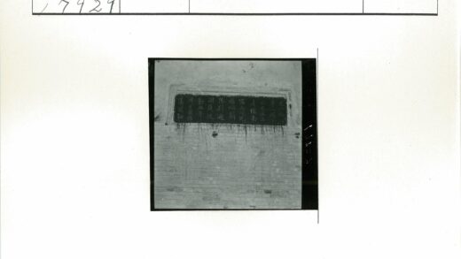 斑驳砖墙上的黑色汉字标志.jpg