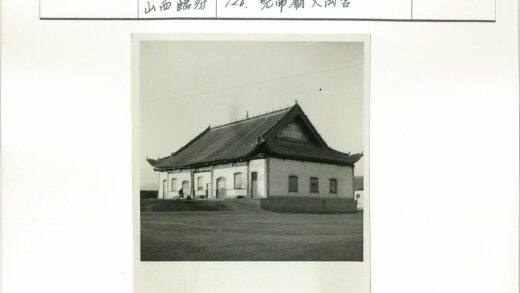 斜顶多窗建筑前草地小路.jpg