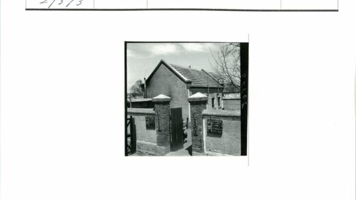 斜顶建筑砖门入口与标志.jpg