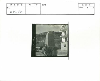方尖碑与山丘建筑景观.jpg