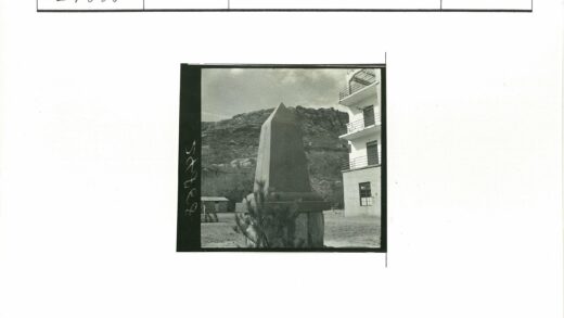方尖碑与山丘建筑景观.jpg