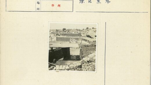 施工现场砖房与竹栅栏.jpg