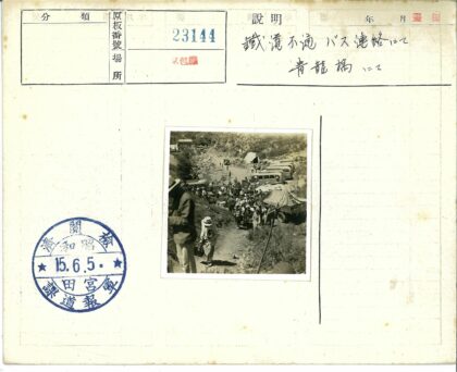 旅人徒步丘陵土路经过车辆.jpg
