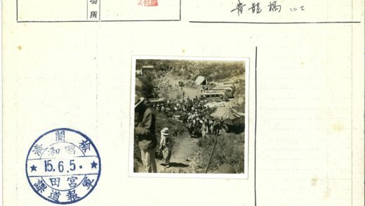 旅人徒步丘陵土路经过车辆.jpg