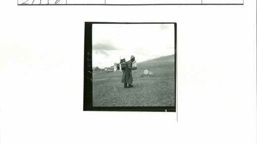 旅人漫步草地远山背景.jpg