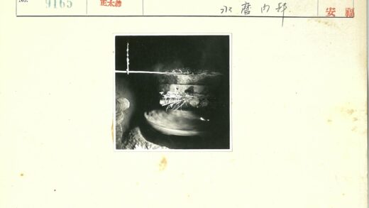 旋转陶轮上的石头干草堆.jpg
