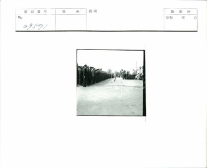 旗杆前列队的人群与树林背景.jpg