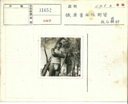 旗杆前戴帽男子站姿.jpg
