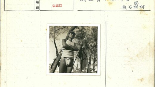 旗杆前戴帽男子站姿.jpg