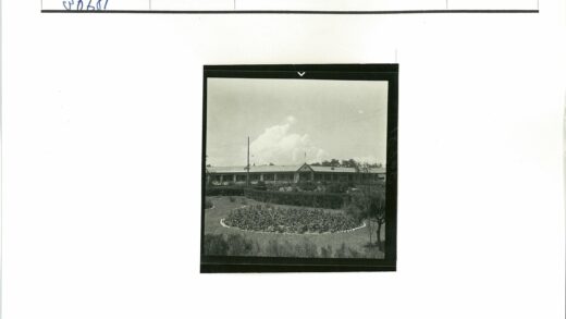 旗杆前景观花园建筑.jpg