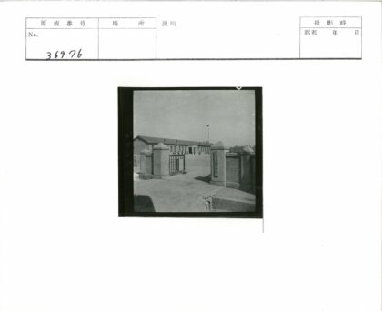 旗杆旁的长方形建筑庭院.jpg