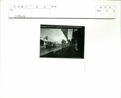 日军士兵与火车旁的日本国旗.jpg