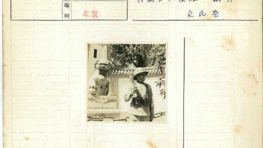 日军士兵守卫石狮子雕像.jpg