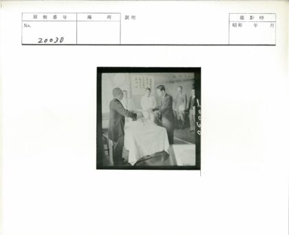 日式书法背景下的商务文件交换.jpg