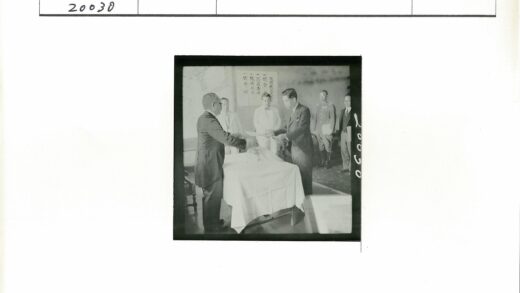 日式书法背景下的商务文件交换.jpg