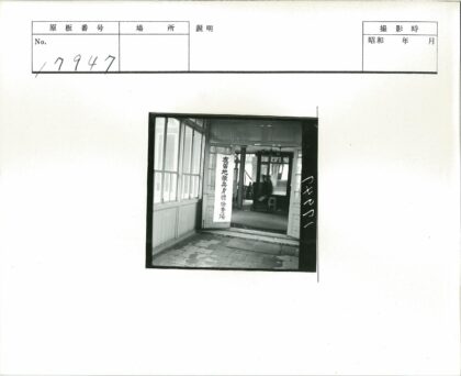 日式入口玻璃门窗横幅人物.jpg
