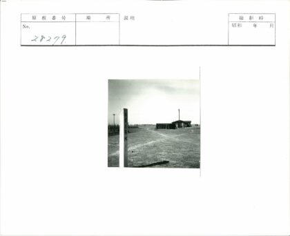 日本乡村风景木桩土路电线杆.jpg
