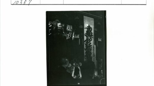 日本书法插花半身像室内场景.jpg