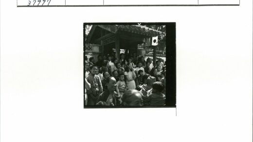 日本传统与现代服饰户外聚会.jpg