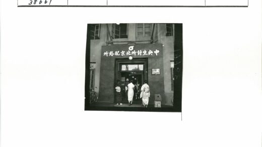 日本传统服饰人群进入大楼.jpg