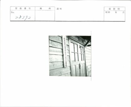 日本传统木建筑门景.jpg