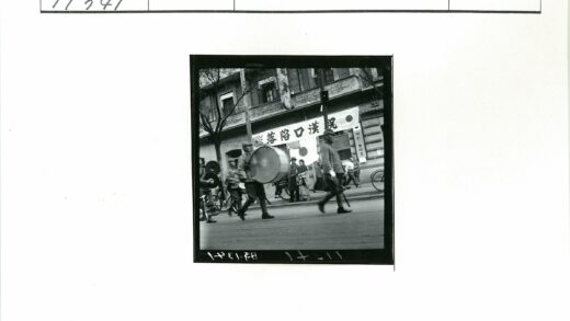 日本国旗下的街头音乐游行.jpg