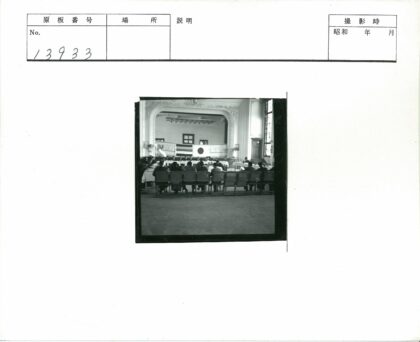 日本国旗与横幅的室内集会.jpg