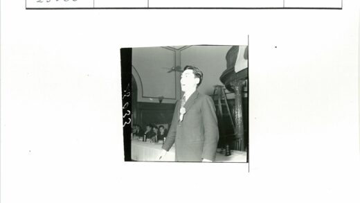日本国旗前西装男子演讲.jpg