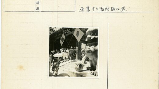 日本国旗建筑前人群聚集传统服饰.jpg
