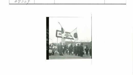 日本国旗游行队伍经过牌坊.jpg