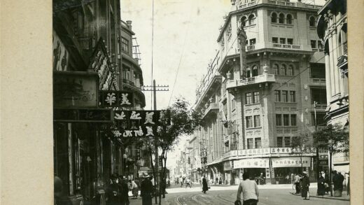 日本城市街景电车轨道行人.jpg