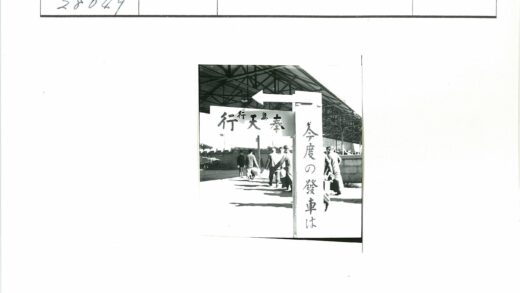 日本街头金属屋顶行人实景.jpg