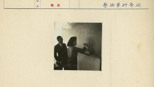 日本课堂师生互动教学场景.jpg